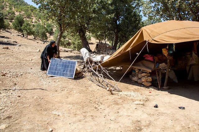 توزیع پنل خورشیدی بین عشایر خوزستان در راستای ترویج فرهنگ مصرف انرژی پاک