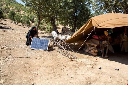 توزیع پنل خورشیدی بین عشایر خوزستان در راستای ترویج فرهنگ مصرف انرژی پاک